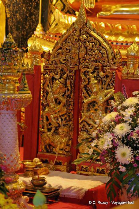Decorazioni ai piedi del Buddha Chinnarat, Phra Sri Rattana Mahathat Wat, Phitsanulok - La Tailandia