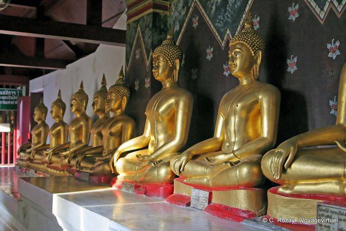 Buddha allineati bhumisparsha-Mudra, Wat Phra Si Rattana Mahathat, Phitsanulok - La Tailandia