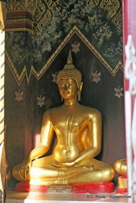 Buddha nella postura della sconfitta Mara, Wat Phra Si Rattana Mahathat, Phitsanulok - La Tailandia