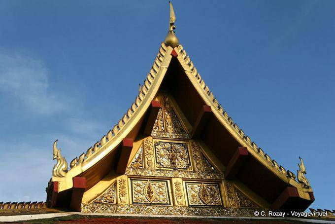 Sopra l'ingresso al bot, Wat Phra Si Rattana Mahathat, Phitsanulok - La Tailandia