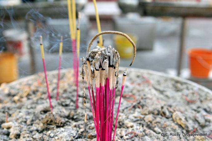 Wat Phra Si Rattana Mahathat bastoncini di incenso, Phitsanulok - La Tailandia