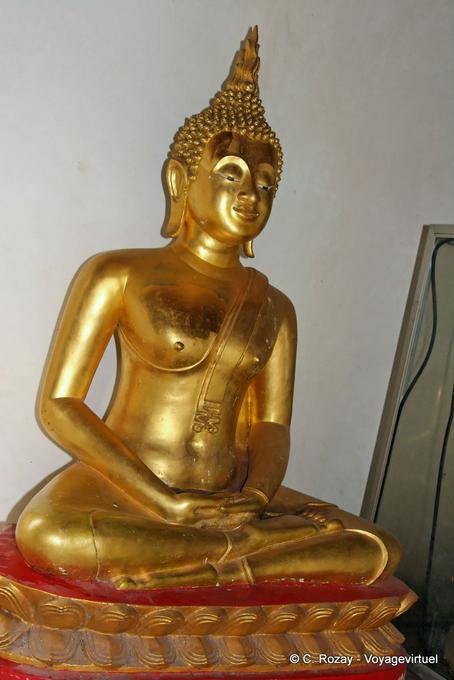 Posizione della meditazione nel tempio di Wat Phra Si Rattana Mahathat, Phitsanulok - La Tailandia