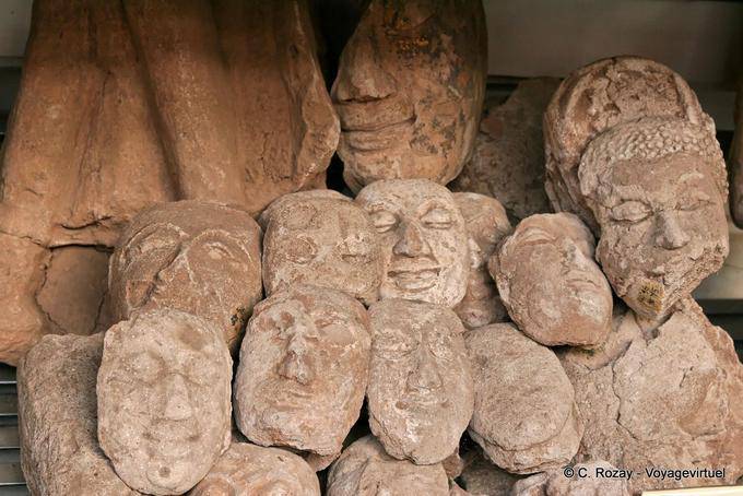 Mucchio di teste di pietra, Phra Sri Rattana Mahathat Wat, Phitsanulok - La Tailandia