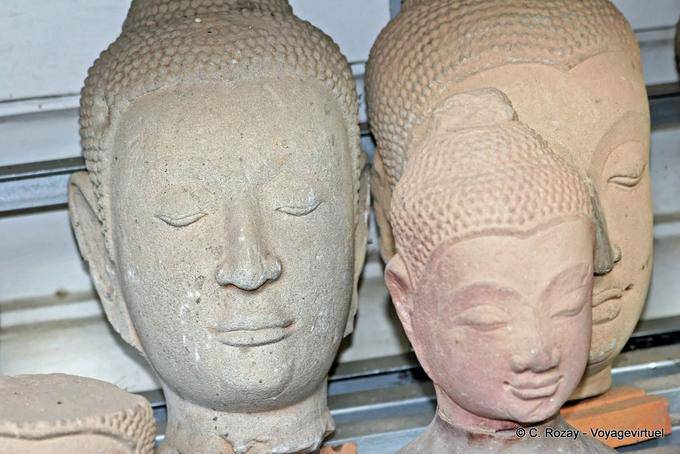 Teste con gli occhi chiusi, Phra Sri Rattana Mahathat Wat, Phitsanulok - La Tailandia