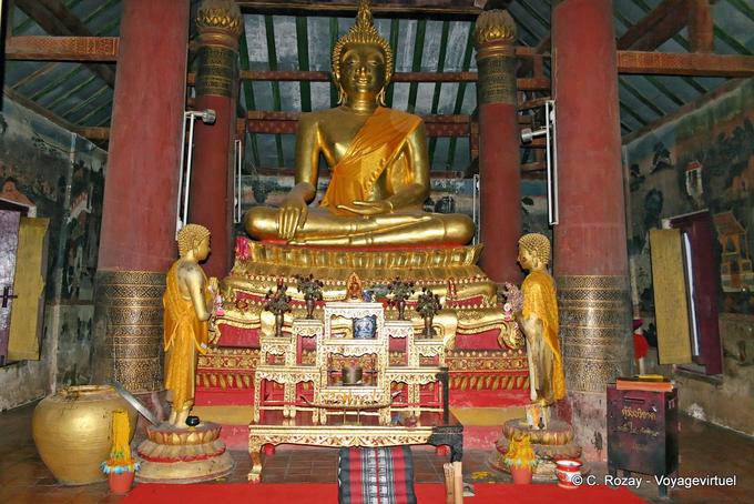 L'altare del Grande Budda di Wat Ratburana, Phitsanulok - La Tailandia