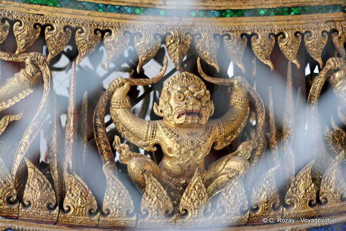 Antico Garuda, il Wat Phra Sri Rattana Mahathat, Phitsanulok - La Tailandia