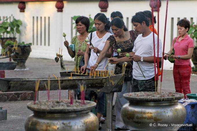Offerte al Wat Phra Si Rattana Mahathat, Phitsanulok - La Tailandia
