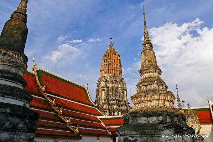 Prang, tetti e stupa di Wat Phra Sri Rattana Mahathat, Phitsanulok - La Tailandia