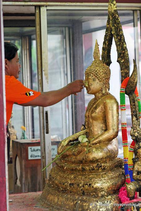 Foglia d'oro a Wat Sri Rattana Mahathat apposizione, Phitsanulok - La Tailandia
