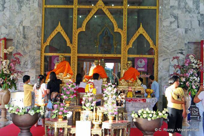 Statue riempiti con foglia d'oro, Wat Chalong, Phuket - La Tailandia