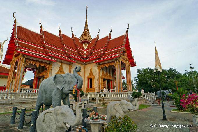 Elefanti davanti al viharn di Wat Chalong, Phuket - La Tailandia