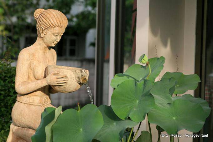 Donna fontana Chaitararam Wat (Wat Chalong), Phuket - La Tailandia