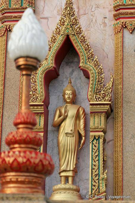 Standing Buddha nicchia in Wat Chalong, Phuket - La Tailandia