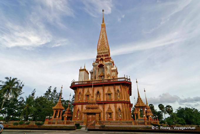 Grande pagoda di Wat Chalong contiene una reliquia del Buddha, Phuket - La Tailandia
