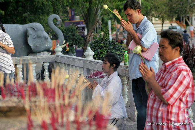 Thais pregare a Wat Chalong a Phuket - La Tailandia