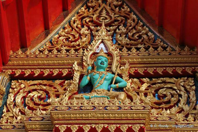 Particolare della decorazione sulla parte anteriore del Wat Chalong, Phuket - La Tailandia
