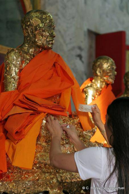 Luang Pho Chaem e Luang Pho Chuang nel viharn Wat Chalong, Phuket - La Tailandia