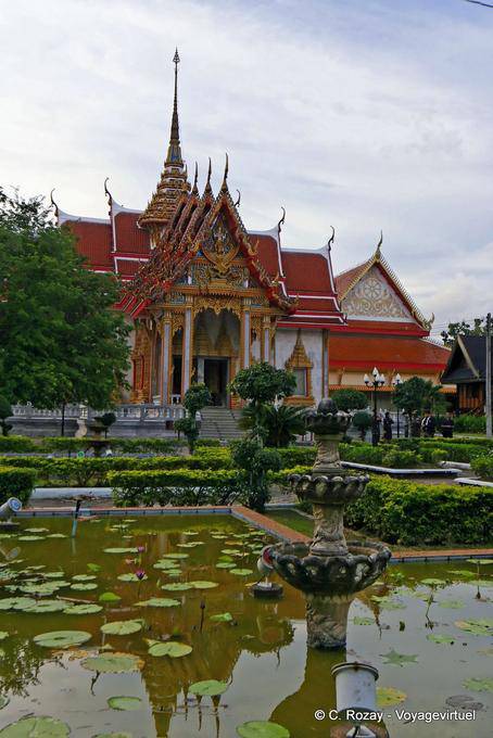 Wat Chalong visto in stagni, Phuket - La Tailandia