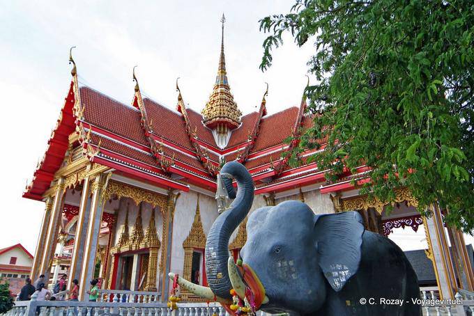 Elefante Nero di fronte a un tempio Wat Chalong, Phuket - La Tailandia