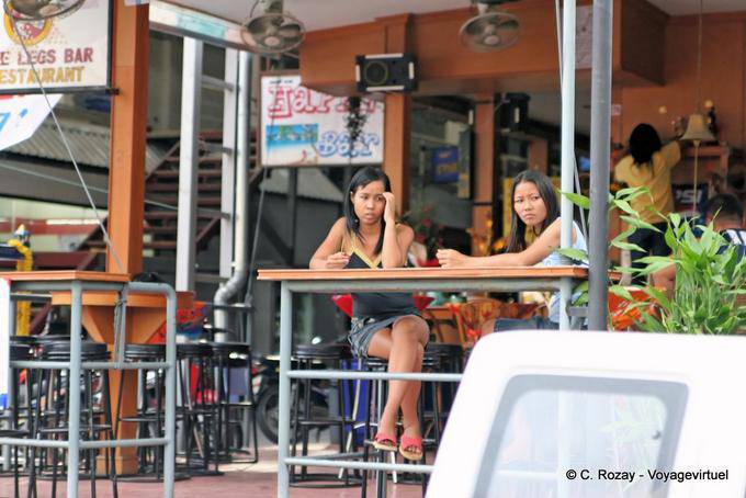 Ragazze in attesa di clienti, Patong, Phuket - La Tailandia