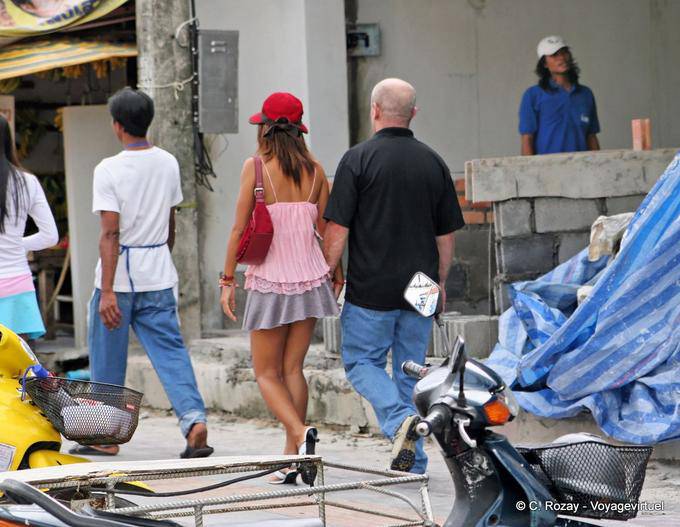 Una ragazza tailandese con un europeo, Patong, Phuket - La Tailandia