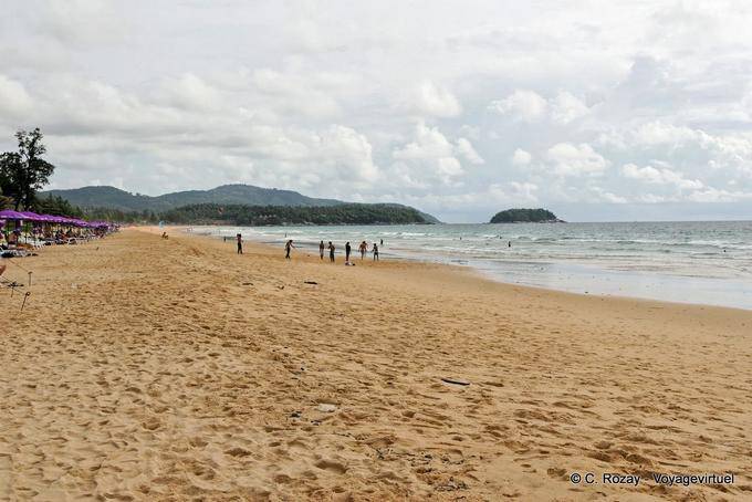 La grande spiaggia di sabbia di Patong, Phuket - La Tailandia