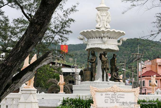 Una fontana commemorativa a Patong, Phuket - La Tailandia