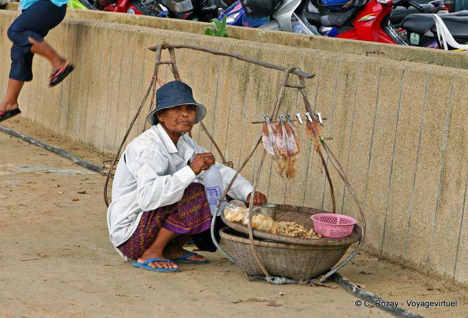 Venditore ambulante con un saldo, Patong, Phuket - La Tailandia