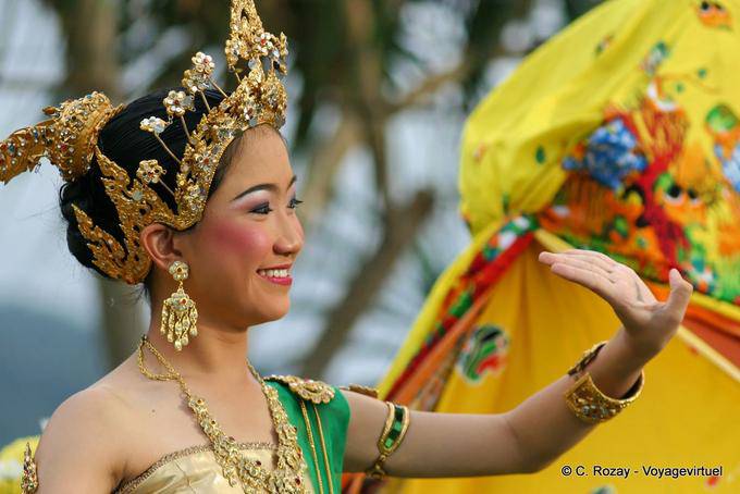 Gioco mano della danzatrice, Festival Patong, Phuket - La Tailandia
