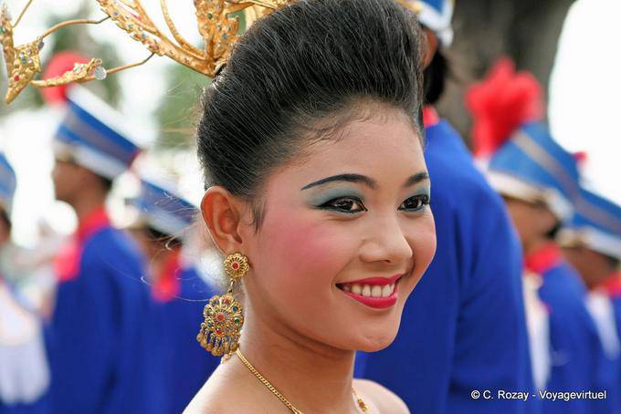 Sorriso e orecchini, Festival Patong, Phuket - La Tailandia