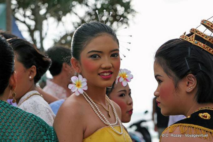 Ragazza con i fiori e collana, Festival Patong, Phuket - La Tailandia