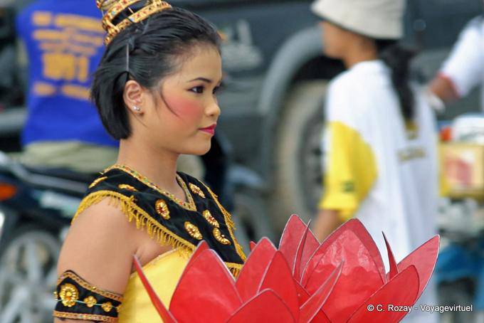 Ragazza loto rosso Festival Patong, Phuket - La Tailandia