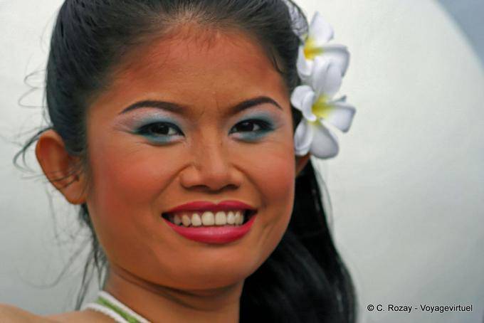 Ragazza con il fiore di frangipani, Festival Patong, Phuket - La Tailandia