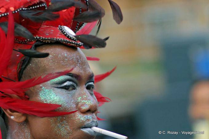 Piumato con il fumo, Festival Patong, Phuket - La Tailandia