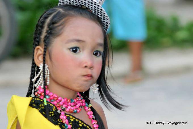 Bambina dubbia, Festival Patong, Phuket - La Tailandia
