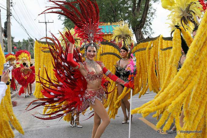 Danzatrice con piume rosse, Festival Patong, Phuket - La Tailandia