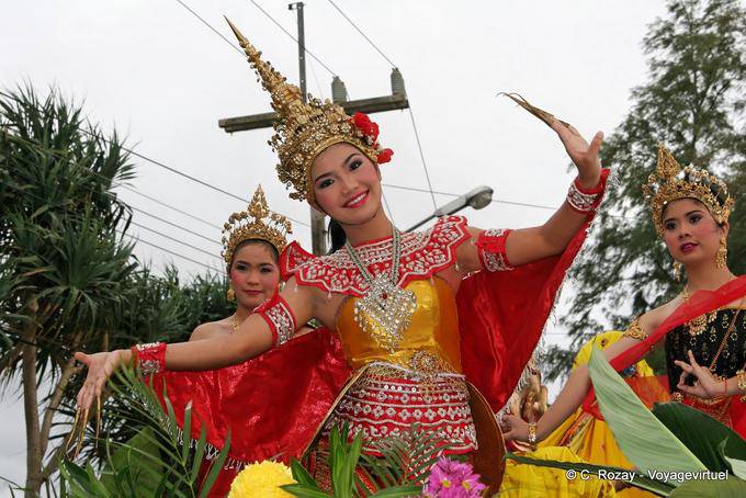Danza di unghie lunghe, Festival Patong, Phuket - La Tailandia