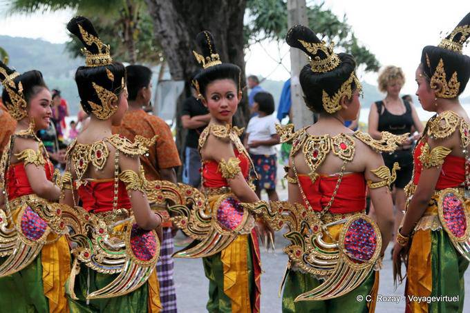 Sfogliando la sfilata, Festival Patong, Phuket - La Tailandia