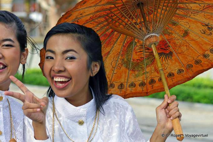 Ragazza con l'ombrello Festival Patong, Phuket - La Tailandia