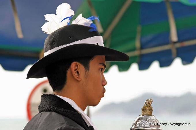 Giovane in cappello, Festival Patong, Phuket - La Tailandia