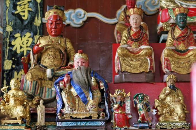 Figure nel tempio cinese, Phuket Town Gypsy - La Tailandia