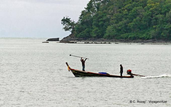 Un pescatore in azione, Phuket Town Gypsy - La Tailandia