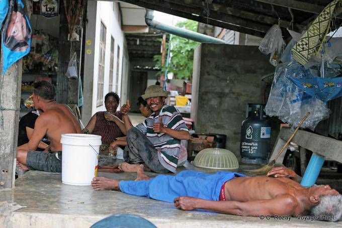 Phuket Town zingaro è l'alcol scorre a fiumi - La Tailandia