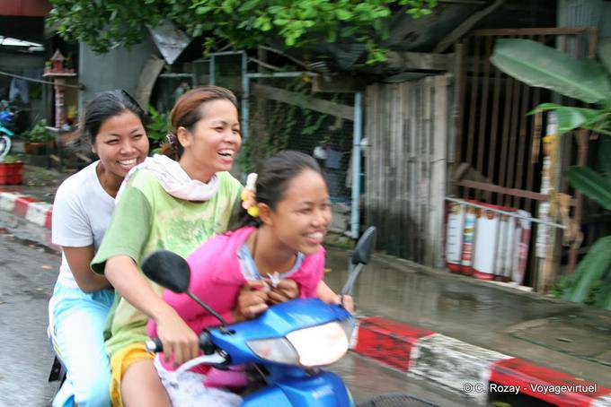 Ragazze su un motorino, Phuket Town Gypsy - La Tailandia