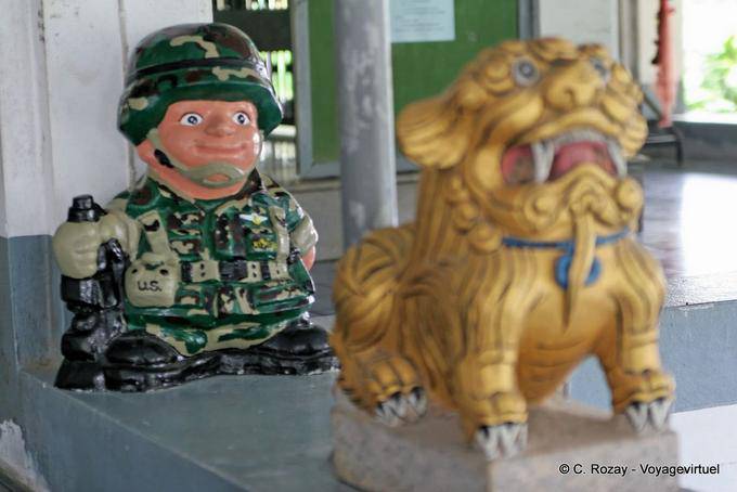 Militare degli Stati Uniti e il drago statua, Phuket Town Gypsy - La Tailandia