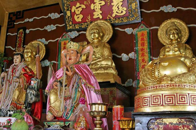 Altare con Buddha d'oro, Phuket Town Gypsy - La Tailandia