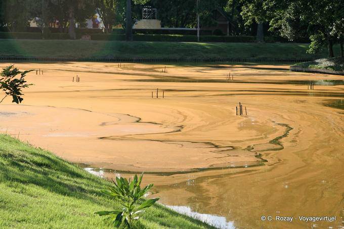 Fossato a colori, Historical Park, Sukhothai - La Tailandia