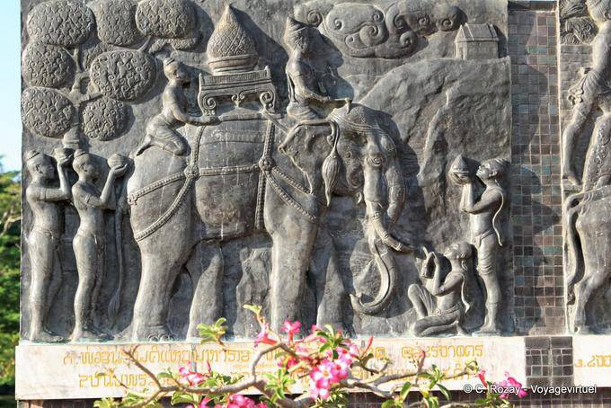Bassorilievo alla base del re Ramkhamhaeng Monumento 