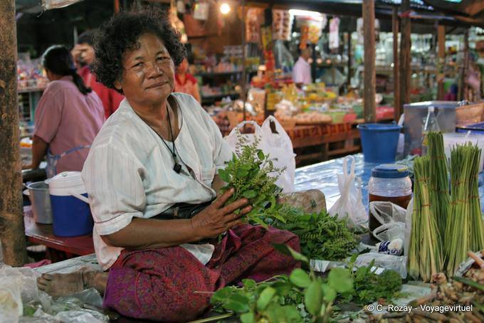Commessa seduto nel mercato loto Sukhothai - La Tailandia