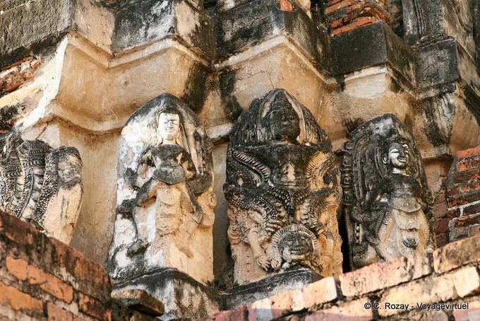 Decorazioni guardie e garudas, Sri Sawai, Sukhothai - La Tailandia